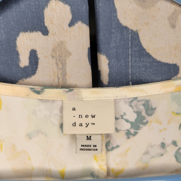 Flowy Floral Dress - Picture 4 of 6